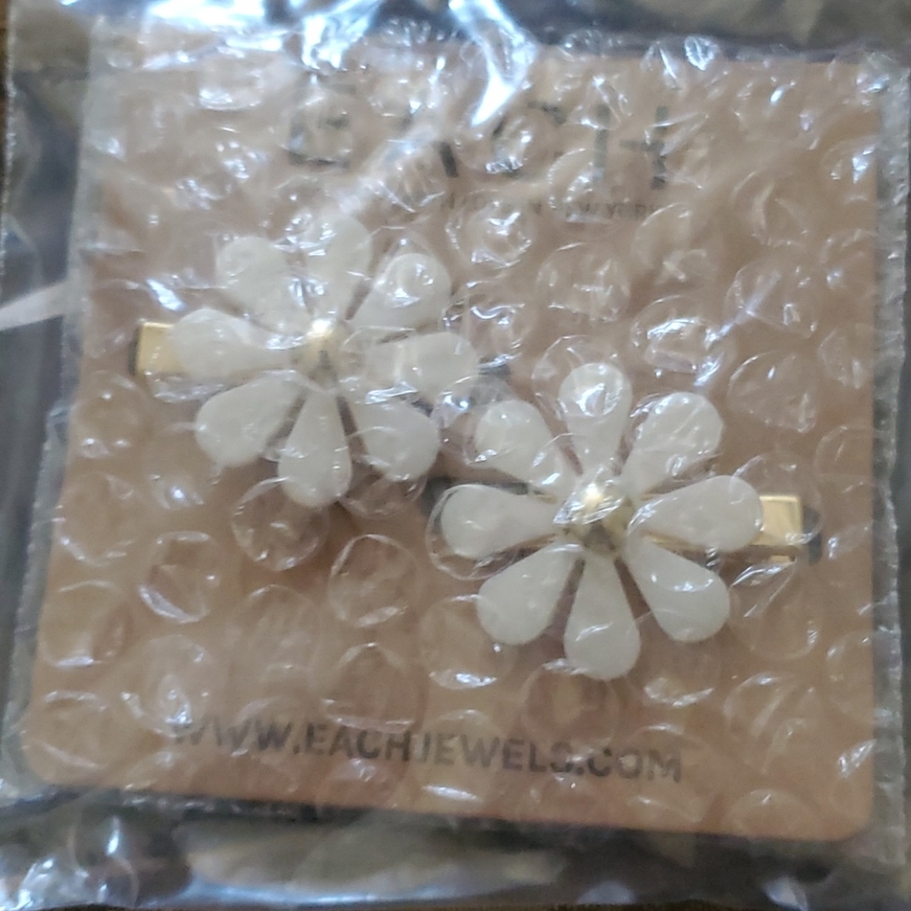 Each jewels two cool flower hairclips new bagged